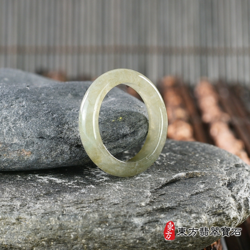 左側-翡翠戒指（玉戒指、A貨翡翠戒指、緬甸玉戒指，版指戒，版戒指，結婚戒指、結婚對戒、男女對戒）。綠帶褐糯種翡翠戒指，國際圍14，RNG174。客製化訂做各種翡翠戒指吊墜玉珮項鍊。★附A貨翡翠雙證書