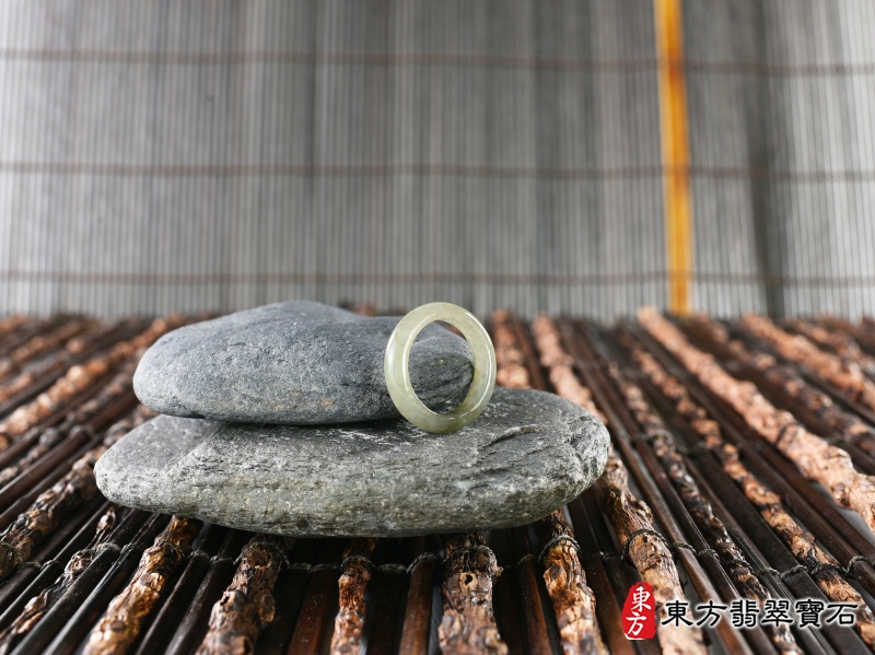 意境-翡翠戒指（玉戒指、A貨翡翠戒指、緬甸玉戒指，版指戒，版戒指，結婚戒指、結婚對戒、男女對戒）。綠帶褐糯種翡翠戒指，國際圍14，RNG174。客製化訂做各種翡翠戒指吊墜玉珮項鍊。★附A貨翡翠雙證書