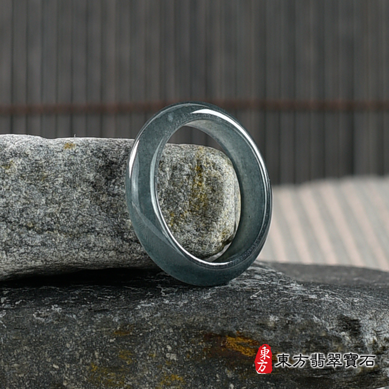 左側翡翠戒指（玉戒指、A貨翡翠戒指、緬甸玉戒指，版指戒，版戒指，結婚戒指、結婚對戒 、男女對戒）。綠色糯種翡翠戒指，國際圍14，RNG598。客製化訂做各種翡翠戒指吊墜玉珮項鍊。 ★附A貨翡翠雙證書