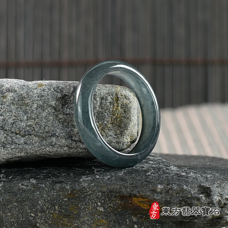 左側翡翠戒指（玉戒指、A貨翡翠戒指、緬甸玉戒指，版指戒，版戒指，結婚戒指、結婚對戒 、男女對戒）。綠色糯種翡翠戒指，國際圍14，RNG598。客製化訂做各種翡翠戒指吊墜玉珮項鍊。 ★附A貨翡翠雙證書