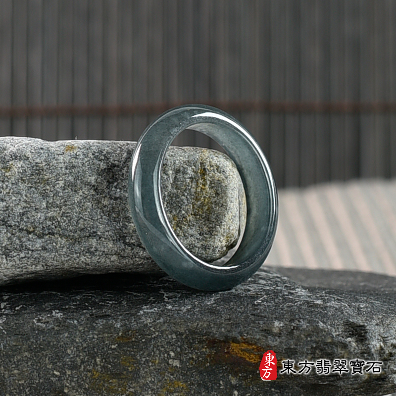 左側翡翠戒指（玉戒指、A貨翡翠戒指、緬甸玉戒指，版指戒，版戒指，結婚戒指、結婚對戒 、男女對戒）。綠色糯種翡翠戒指，國際圍14，RNG598。客製化訂做各種翡翠戒指吊墜玉珮項鍊。 ★附A貨翡翠雙證書