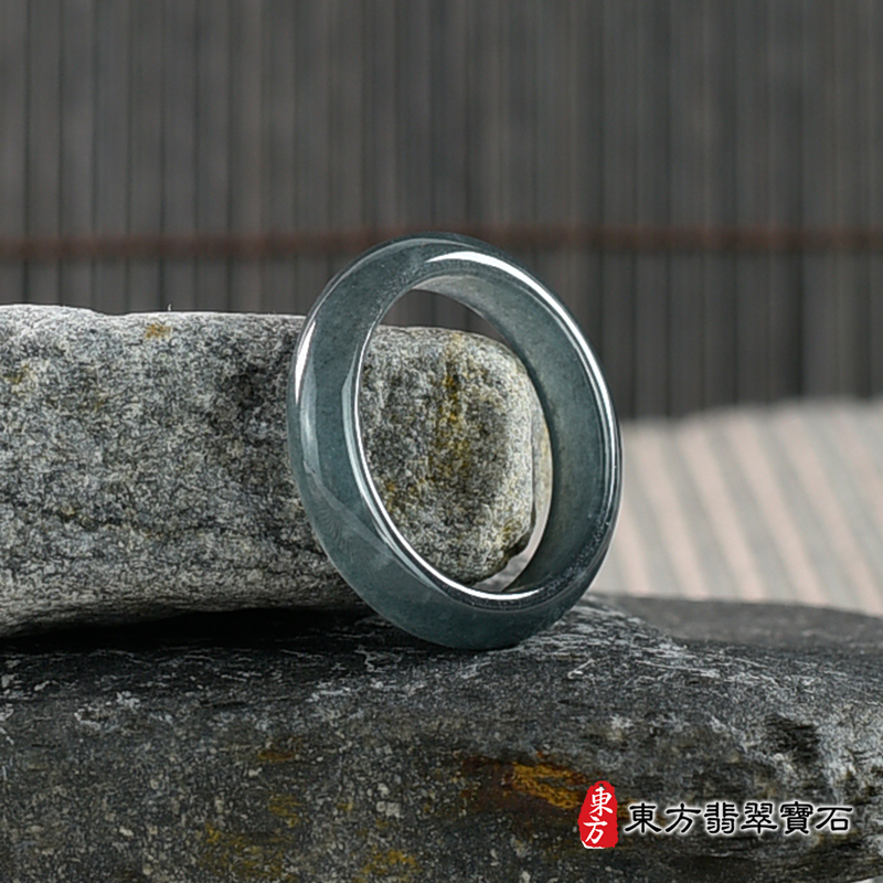 左側翡翠戒指（玉戒指、A貨翡翠戒指、緬甸玉戒指，版指戒，版戒指，結婚戒指、結婚對戒 、男女對戒）。綠色糯種翡翠戒指，國際圍14，RNG598。客製化訂做各種翡翠戒指吊墜玉珮項鍊。 ★附A貨翡翠雙證書