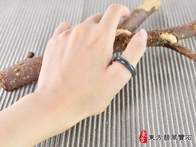 大小翡翠戒指（玉戒指、A貨翡翠戒指、緬甸玉戒指，版指戒，版戒指，結婚戒指、結婚對戒 、男女對戒）。綠色糯種翡翠戒指，國際圍14，RNG598。客製化訂做各種翡翠戒指吊墜玉珮項鍊。 ★附A貨翡翠雙證書
