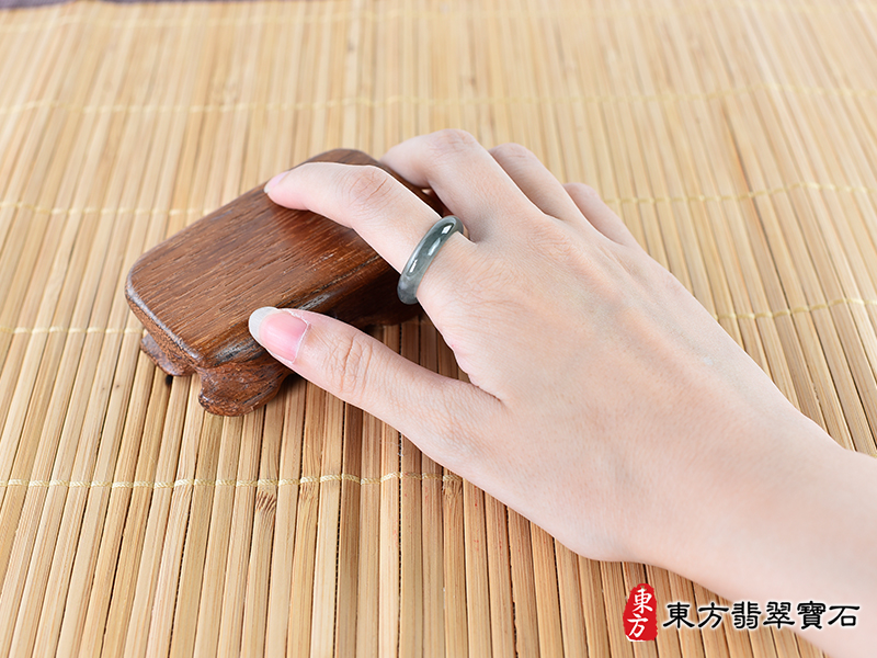 大小翡翠戒指（玉戒指、A貨翡翠戒指、緬甸玉戒指，版指戒，版戒指，結婚戒指、結婚對戒 、男女對戒）。綠色糯種翡翠戒指，國際圍12，RNG534。客製化訂做各種翡翠戒指吊墜玉珮項鍊。 ★附A貨翡翠雙證書