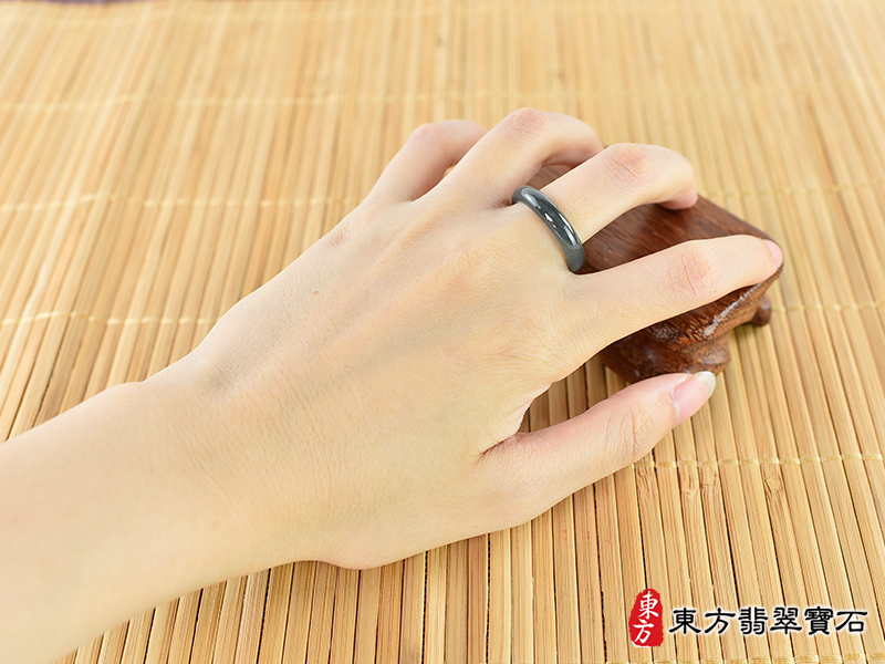 大小翡翠戒指（玉戒指、A貨翡翠戒指、緬甸玉戒指，版指戒，版戒指，結婚戒指、結婚對戒 、男女對戒）。綠色糯種翡翠戒指，國際圍13，RNG541。客製化訂做各種翡翠戒指吊墜玉珮項鍊。 ★附A貨翡翠雙證書