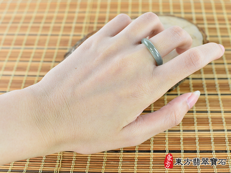 大小翡翠戒指（玉戒指、A貨翡翠戒指、緬甸玉戒指，版指戒，版戒指，結婚戒指、結婚對戒 、男女對戒）。綠色糯種翡翠戒指，國際圍12，RNG554。客製化訂做各種翡翠戒指吊墜玉珮項鍊。 ★附A貨翡翠雙證書