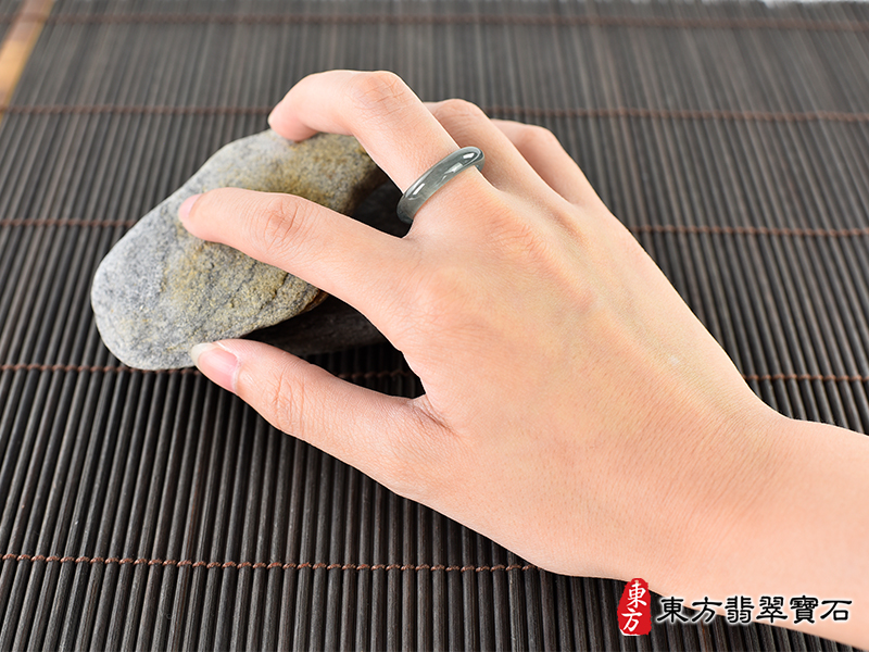 大小翡翠戒指（玉戒指、A貨翡翠戒指、緬甸玉戒指，版指戒，版戒指，結婚戒指、結婚對戒 、男女對戒）。綠色糯種翡翠戒指，國際圍13，RNG566。客製化訂做各種翡翠戒指吊墜玉珮項鍊。 ★附A貨翡翠雙證書