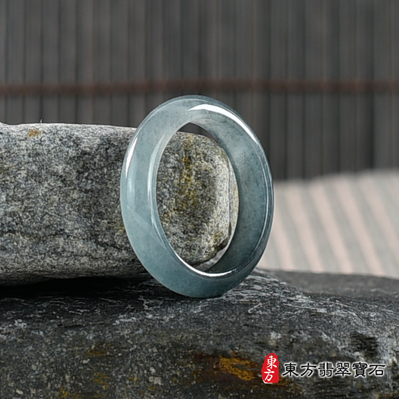 左側翡翠戒指（玉戒指、A貨翡翠戒指、緬甸玉戒指，版指戒，版戒指，結婚戒指、結婚對戒 、男女對戒）。綠色糯種翡翠戒指，國際圍11，RNG580。客製化訂做各種翡翠戒指吊墜玉珮項鍊。 ★附A貨翡翠雙證書