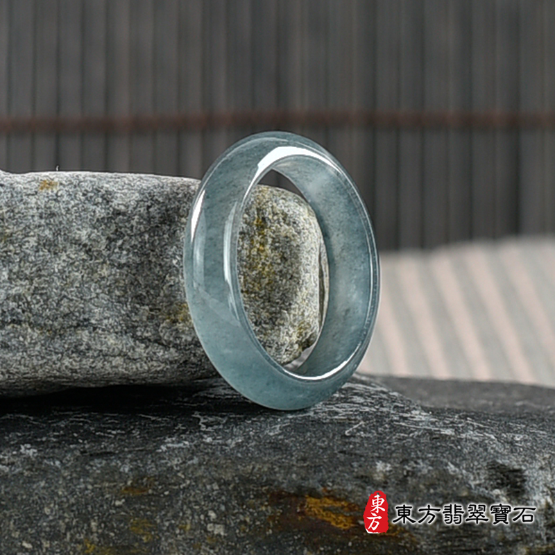 左側翡翠戒指（玉戒指、A貨翡翠戒指、緬甸玉戒指，版指戒，版戒指，結婚戒指、結婚對戒 、男女對戒）。綠色糯種翡翠戒指，國際圍11，RNG580。客製化訂做各種翡翠戒指吊墜玉珮項鍊。 ★附A貨翡翠雙證書