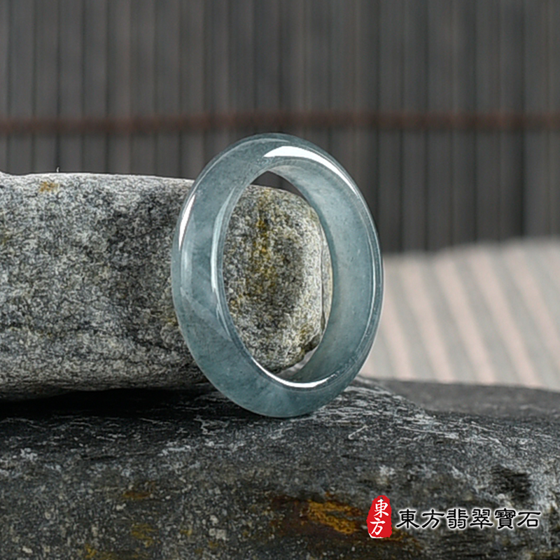 左側翡翠戒指（玉戒指、A貨翡翠戒指、緬甸玉戒指，版指戒，版戒指，結婚戒指、結婚對戒 、男女對戒）。綠色糯種翡翠戒指，國際圍11，RNG580。客製化訂做各種翡翠戒指吊墜玉珮項鍊。 ★附A貨翡翠雙證書