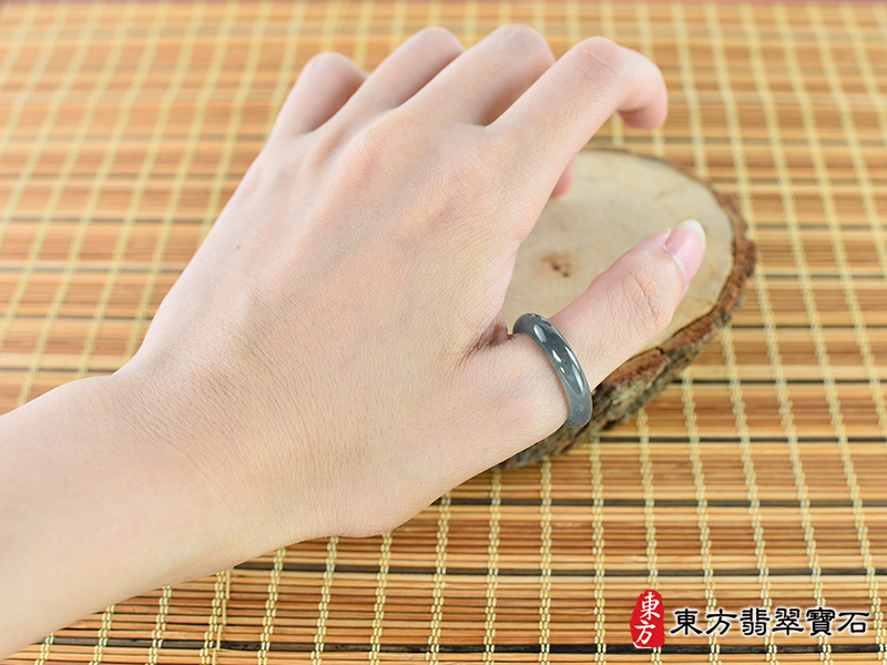 大小翡翠戒指（玉戒指、A貨翡翠戒指、緬甸玉戒指，版指戒，版戒指，結婚戒指、結婚對戒 、男女對戒）。綠色糯種翡翠戒指，國際圍15，RNG582。客製化訂做各種翡翠戒指吊墜玉珮項鍊。 ★附A貨翡翠雙證書