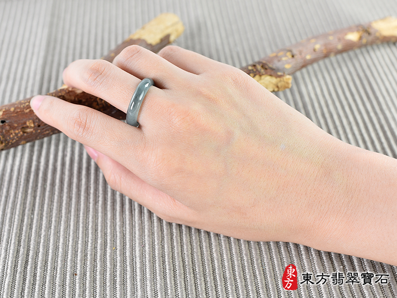 大小翡翠戒指（玉戒指、A貨翡翠戒指、緬甸玉戒指，版指戒，版戒指，結婚戒指、結婚對戒 、男女對戒）。綠色糯種翡翠戒指，國際圍12，RNG584。客製化訂做各種翡翠戒指吊墜玉珮項鍊。 ★附A貨翡翠雙證書