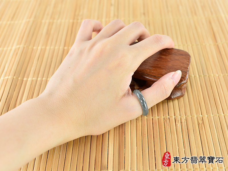 大小翡翠戒指（玉戒指、A貨翡翠戒指、緬甸玉戒指，版指戒，版戒指，結婚戒指、結婚對戒 、男女對戒）。綠色糯種翡翠戒指，國際圍14，RNG590。客製化訂做各種翡翠戒指吊墜玉珮項鍊。 ★附A貨翡翠雙證書
