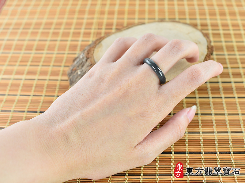 大小翡翠戒指（玉戒指、A貨翡翠戒指、緬甸玉戒指，版指戒，版戒指，結婚戒指、結婚對戒 、男女對戒）。綠色糯種翡翠戒指，國際圍12，RNG596。客製化訂做各種翡翠戒指吊墜玉珮項鍊。 ★附A貨翡翠雙證書