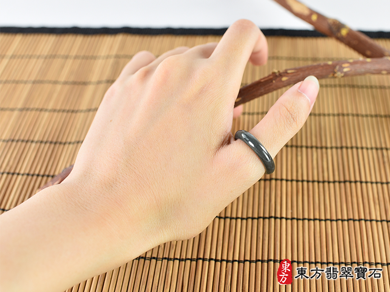 大小翡翠戒指（玉戒指、A貨翡翠戒指、緬甸玉戒指，版指戒，版戒指，結婚戒指、結婚對戒 、男女對戒）。綠色糯種翡翠戒指，國際圍14，RNG600。客製化訂做各種翡翠戒指吊墜玉珮項鍊。 ★附A貨翡翠雙證書