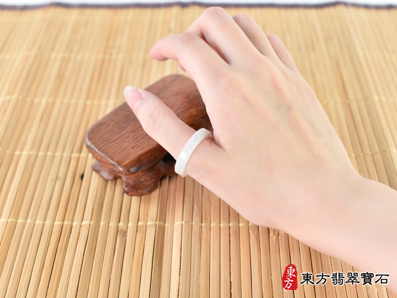 大小-翡翠戒指（玉戒指、A貨翡翠戒指、緬甸玉戒指，版指戒，版戒指，結婚戒指、結婚對戒、男女對戒）。白色糯種翡翠戒指，國際圍16，RNG177。客製化訂做各種翡翠戒指吊墜玉珮項鍊。★附A貨翡翠雙證書
