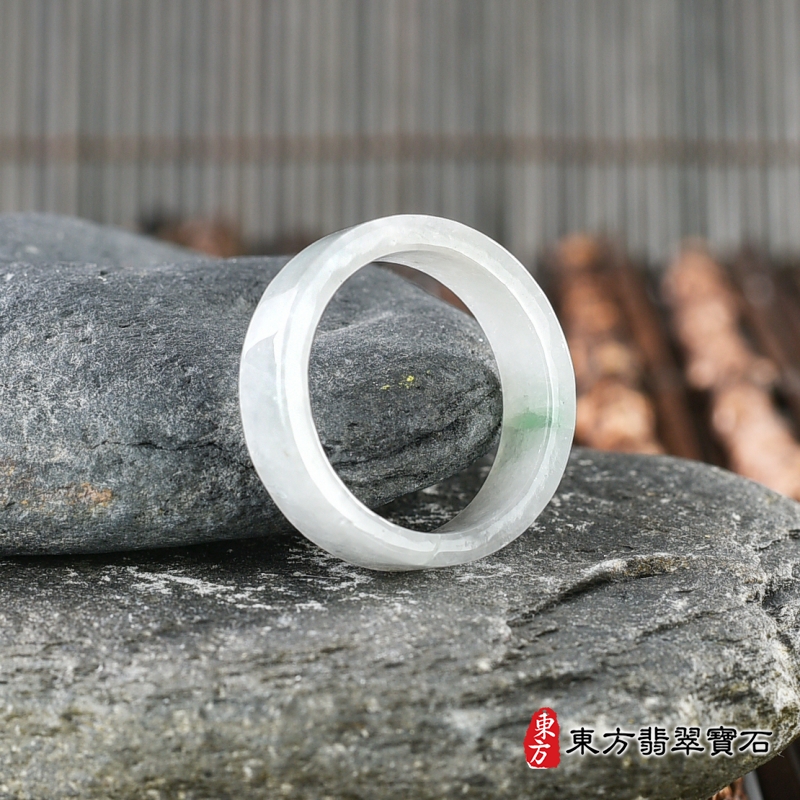 左側-翡翠戒指（玉戒指、A貨翡翠戒指、緬甸玉戒指，版指戒，版戒指，結婚戒指、結婚對戒、男女對戒）。淺綠色糯種翡翠戒指，國際圍16，RNG178。客製化訂做各種翡翠戒指吊墜玉珮項鍊。★附A貨翡翠雙證書