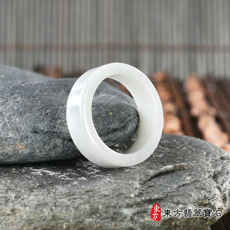 左側-翡翠戒指（玉戒指、A貨翡翠戒指、緬甸玉戒指，版指戒，版戒指，結婚戒指、結婚對戒、男女對戒）。淺綠色糯種翡翠戒指，國際圍16，RNG179。客製化訂做各種翡翠戒指吊墜玉珮項鍊。★附A貨翡翠雙證書
