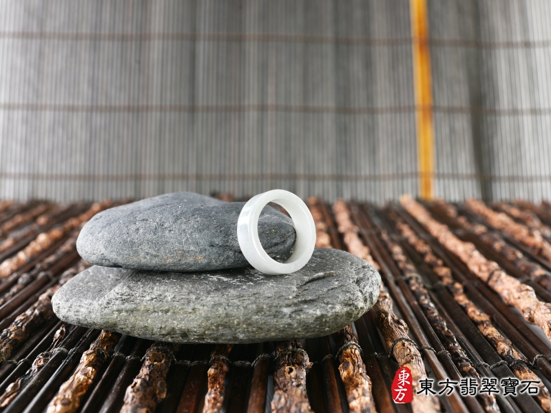 意境-翡翠戒指（玉戒指、A貨翡翠戒指、緬甸玉戒指，版指戒，版戒指，結婚戒指、結婚對戒、男女對戒）。淺綠色糯種翡翠戒指，國際圍16，RNG179。客製化訂做各種翡翠戒指吊墜玉珮項鍊。★附A貨翡翠雙證書
