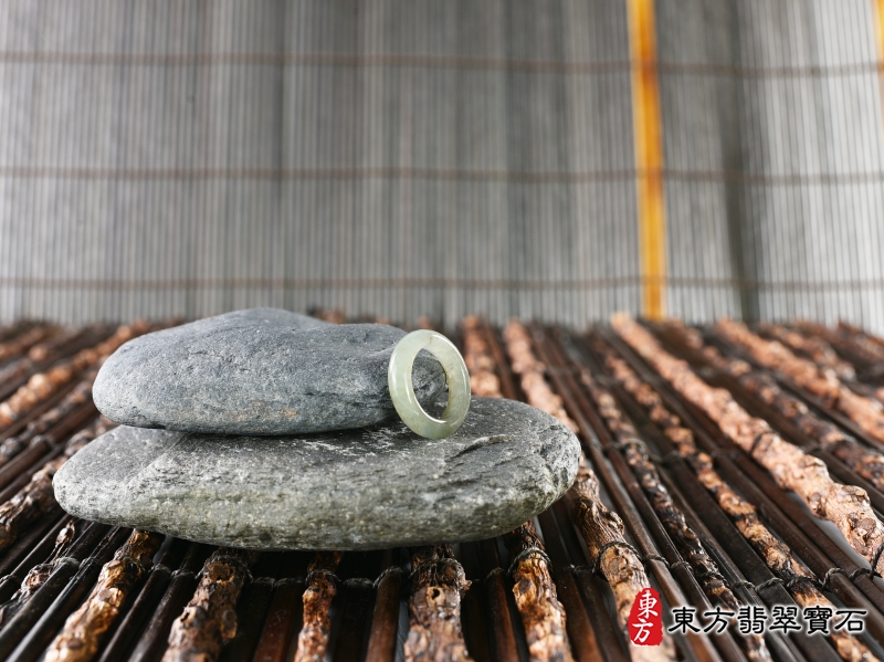 意境-翡翠戒指（玉戒指、A貨翡翠戒指、緬甸玉戒指，版指戒，版戒指，結婚戒指、結婚對戒、男女對戒）。綠帶褐糯種翡翠戒指，國際圍6，RNG180。客製化訂做各種翡翠戒指吊墜玉珮項鍊。★附A貨翡翠雙證書
