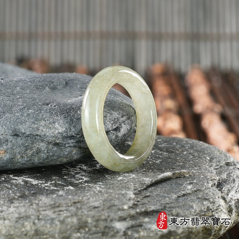 左側-翡翠戒指（玉戒指、A貨翡翠戒指、緬甸玉戒指，版指戒，版戒指，結婚戒指、結婚對戒、男女對戒）。綠帶褐糯種翡翠戒指，國際圍10，RNG187。客製化訂做各種翡翠戒指吊墜玉珮項鍊。★附A貨翡翠雙證書