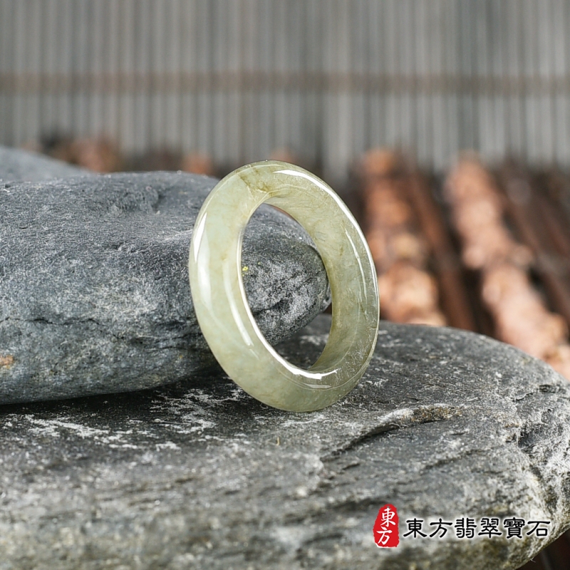 左側-翡翠戒指（玉戒指、A貨翡翠戒指、緬甸玉戒指，版指戒，版戒指，結婚戒指、結婚對戒、男女對戒）。綠帶褐糯種翡翠戒指，國際圍10，RNG187。客製化訂做各種翡翠戒指吊墜玉珮項鍊。★附A貨翡翠雙證書