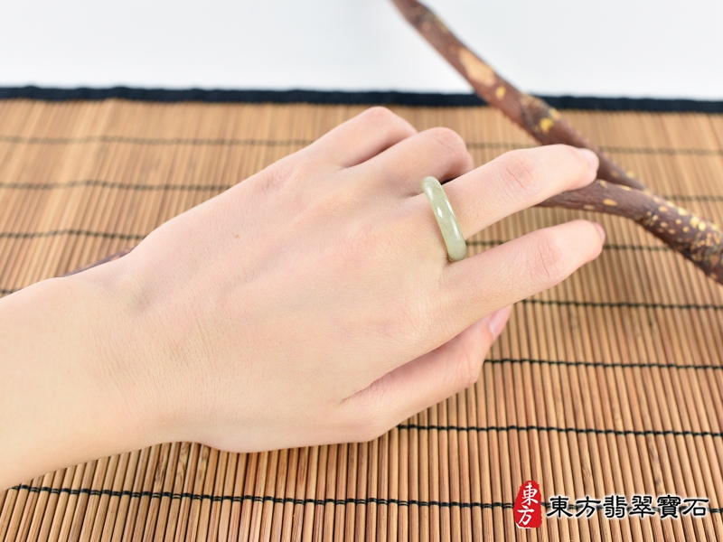 大小-翡翠戒指（玉戒指、A貨翡翠戒指、緬甸玉戒指，版指戒，版戒指，結婚戒指、結婚對戒、男女對戒）。綠帶褐糯種翡翠戒指，國際圍10，RNG187。客製化訂做各種翡翠戒指吊墜玉珮項鍊。★附A貨翡翠雙證書