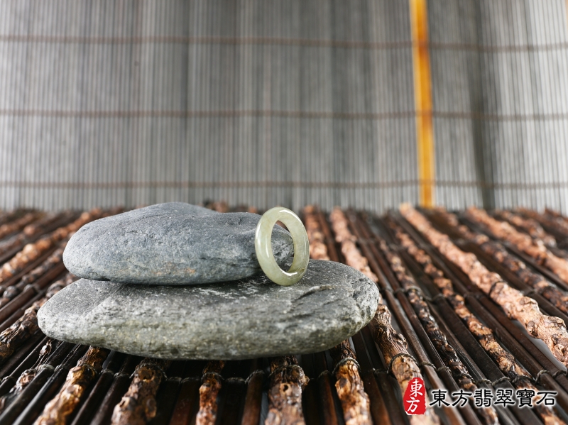 意境-翡翠戒指（玉戒指、A貨翡翠戒指、緬甸玉戒指，版指戒，版戒指，結婚戒指、結婚對戒、男女對戒）。綠帶褐糯種翡翠戒指，國際圍10，RNG187。客製化訂做各種翡翠戒指吊墜玉珮項鍊。★附A貨翡翠雙證書
