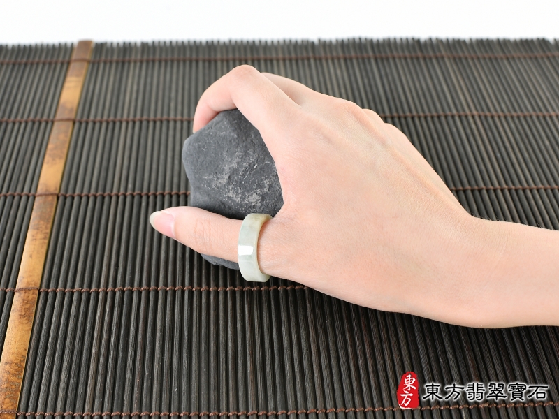 大小-翡翠戒指（玉戒指、A貨翡翠戒指、緬甸玉戒指，版指戒，版戒指，結婚戒指、結婚對戒、男女對戒）。淺綠色糯種翡翠戒指，國際圍16，RNG195。客製化訂做各種翡翠戒指吊墜玉珮項鍊。★附A貨翡翠雙證書
