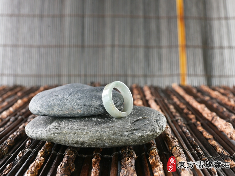 意境-翡翠戒指（玉戒指、A貨翡翠戒指、緬甸玉戒指，版指戒，版戒指，結婚戒指、結婚對戒、男女對戒）。淺綠色糯種翡翠戒指，國際圍16，RNG195。客製化訂做各種翡翠戒指吊墜玉珮項鍊。★附A貨翡翠雙證書
