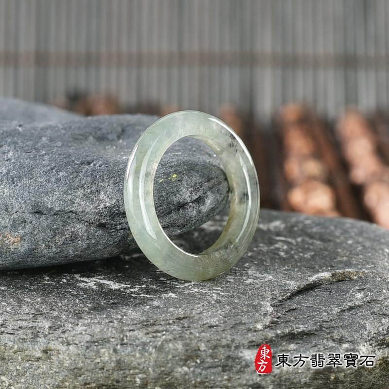 左側-翡翠戒指（玉戒指、A貨翡翠戒指、緬甸玉戒指，版指戒，版戒指，結婚戒指、結婚對戒、男女對戒）。綠帶褐糯種翡翠戒指，國際圍10，RNG200。客製化訂做各種翡翠戒指吊墜玉珮項鍊。★附A貨翡翠雙證書