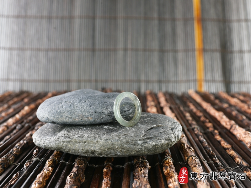 意境-翡翠戒指（玉戒指、A貨翡翠戒指、緬甸玉戒指，版指戒，版戒指，結婚戒指、結婚對戒、男女對戒）。綠帶褐糯種翡翠戒指，國際圍10，RNG200。客製化訂做各種翡翠戒指吊墜玉珮項鍊。★附A貨翡翠雙證書
