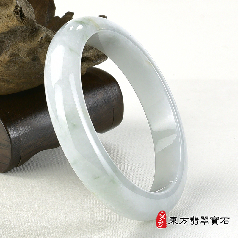 糯豆種手鐲、糯豆種玉鐲、糯豆種翡翠手鐲、糯豆種翡翠玉鐲。（淺綠色玉鐲手鐲，些微透光，平口鐲18.5，NB013）。客製化訂做各種緬甸玉手鐲，緬甸玉鐲。★附A貨翡翠雙證書