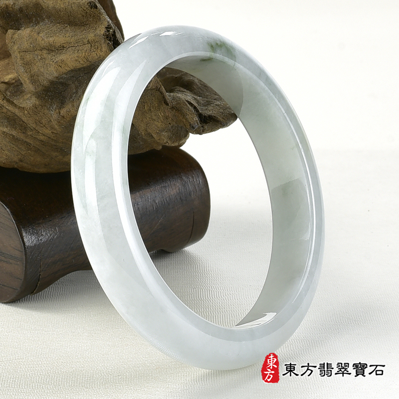 糯豆種手鐲、糯豆種玉鐲、糯豆種翡翠手鐲、糯豆種翡翠玉鐲。（淺綠色玉鐲手鐲，些微透光，平口鐲18.5，NB013）。客製化訂做各種緬甸玉手鐲，緬甸玉鐲。★附A貨翡翠雙證書