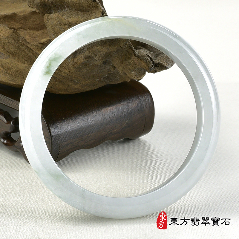 糯豆種手鐲、糯豆種玉鐲、糯豆種翡翠手鐲、糯豆種翡翠玉鐲。（淺綠色玉鐲手鐲，些微透光，平口鐲18.5，NB013）。客製化訂做各種緬甸玉手鐲，緬甸玉鐲。★附A貨翡翠雙證書
