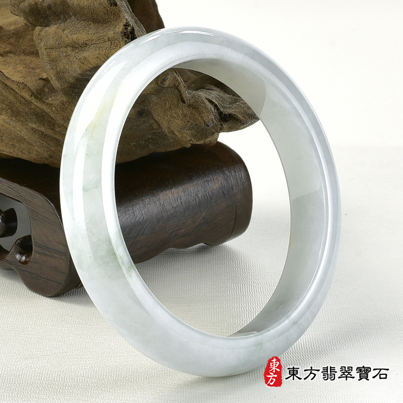 糯豆種手鐲、糯豆種玉鐲、糯豆種翡翠手鐲、糯豆種翡翠玉鐲。（淺綠色玉鐲手鐲，些微透光，平口鐲18.5，NB013）。客製化訂做各種緬甸玉手鐲，緬甸玉鐲。★附A貨翡翠雙證書