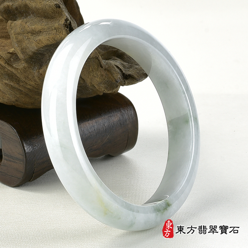 糯豆種手鐲、糯豆種玉鐲、糯豆種翡翠手鐲、糯豆種翡翠玉鐲。（淺綠色玉鐲手鐲，些微透光，平口鐲18.5，NB013）。客製化訂做各種緬甸玉手鐲，緬甸玉鐲。★附A貨翡翠雙證書