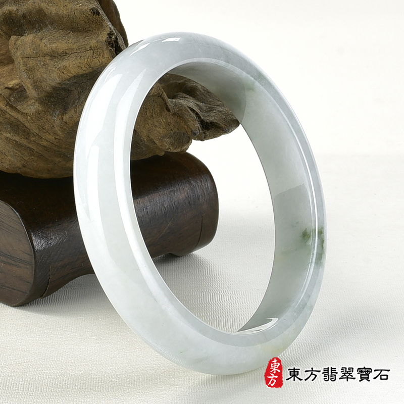 糯豆種手鐲、糯豆種玉鐲、糯豆種翡翠手鐲、糯豆種翡翠玉鐲。（淺綠色玉鐲手鐲，些微透光，平口鐲18.5，NB013）。客製化訂做各種緬甸玉手鐲，緬甸玉鐲。★附A貨翡翠雙證書