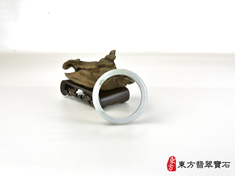 意境糯豆種手鐲、糯豆種玉鐲、糯豆種翡翠手鐲、糯豆種翡翠玉鐲。（淺綠色玉鐲手鐲，些微透光，平口鐲18.5，NB013）。客製化訂做各種緬甸玉手鐲，緬甸玉鐲。★附A貨翡翠雙證書