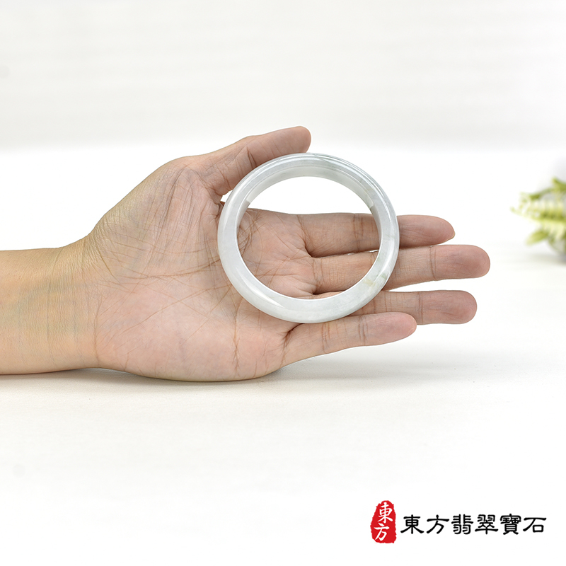 大小糯豆種手鐲、糯豆種玉鐲、糯豆種翡翠手鐲、糯豆種翡翠玉鐲。（淺綠色玉鐲手鐲，些微透光，平口鐲18.5，NB013）。客製化訂做各種緬甸玉手鐲，緬甸玉鐲。★附A貨翡翠雙證書