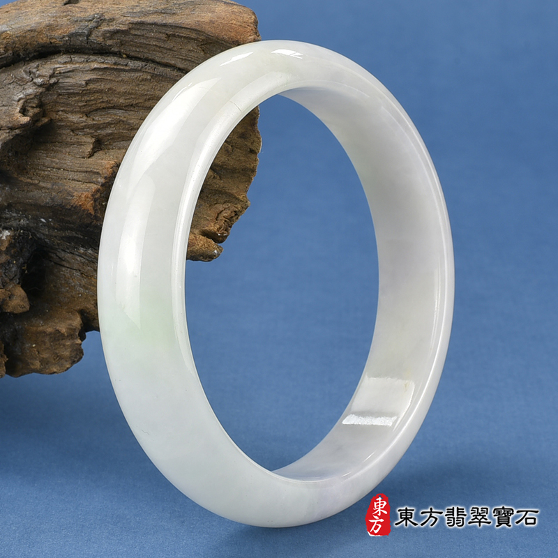白底青手鐲、白底青玉鐲、白底青翡翠手鐲、白底青翡翠玉鐲。（淺綠色玉鐲手鐲，些微透光，平口鐲18，WG085）。客製化訂做各種緬甸玉手鐲，緬甸玉鐲。★附A貨翡翠雙證書