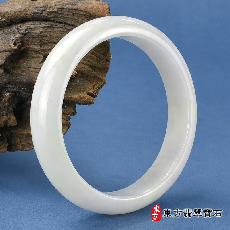 白底青手鐲、白底青玉鐲、白底青翡翠手鐲、白底青翡翠玉鐲。（淺綠色玉鐲手鐲，些微透光，平口鐲18，WG085）。客製化訂做各種緬甸玉手鐲，緬甸玉鐲。★附A貨翡翠雙證書
