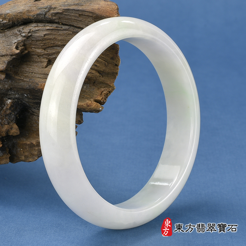 白底青手鐲、白底青玉鐲、白底青翡翠手鐲、白底青翡翠玉鐲。（淺綠色玉鐲手鐲，些微透光，平口鐲18，WG085）。客製化訂做各種緬甸玉手鐲，緬甸玉鐲。★附A貨翡翠雙證書