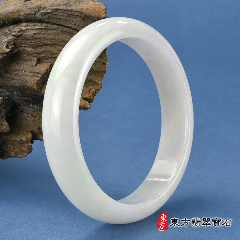 白底青手鐲、白底青玉鐲、白底青翡翠手鐲、白底青翡翠玉鐲。（淺綠色玉鐲手鐲，些微透光，平口鐲18，WG085）。客製化訂做各種緬甸玉手鐲，緬甸玉鐲。★附A貨翡翠雙證書