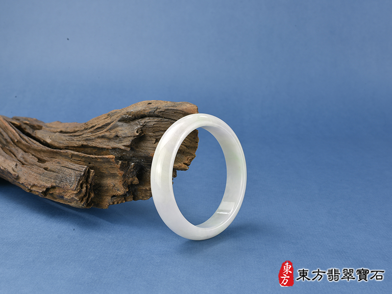 意境白底青手鐲、白底青玉鐲、白底青翡翠手鐲、白底青翡翠玉鐲。（淺綠色玉鐲手鐲，些微透光，平口鐲18，WG085）。客製化訂做各種緬甸玉手鐲，緬甸玉鐲。★附A貨翡翠雙證書