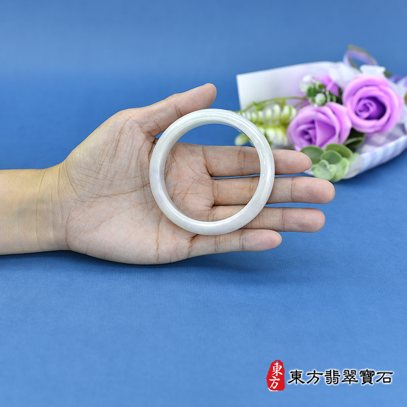 大小白底青手鐲、白底青玉鐲、白底青翡翠手鐲、白底青翡翠玉鐲。（淺綠色玉鐲手鐲，些微透光，平口鐲18，WG085）。客製化訂做各種緬甸玉手鐲，緬甸玉鐲。★附A貨翡翠雙證書