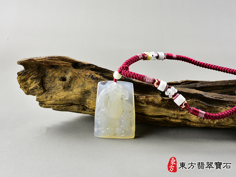 意境（已出售勿下標，可訂做）瑪瑙武德英侯項鍊玉珮（武德英侯：武德英侯牌瑪瑙武德英侯玉珮、玉髓武德英侯玉墜）。白瑪瑙玉髓武德英侯，KN231。客製化訂做各種瑪瑙玉髓武德英侯吊墜玉珮項鍊。★附東方翡翠寶石保證卡