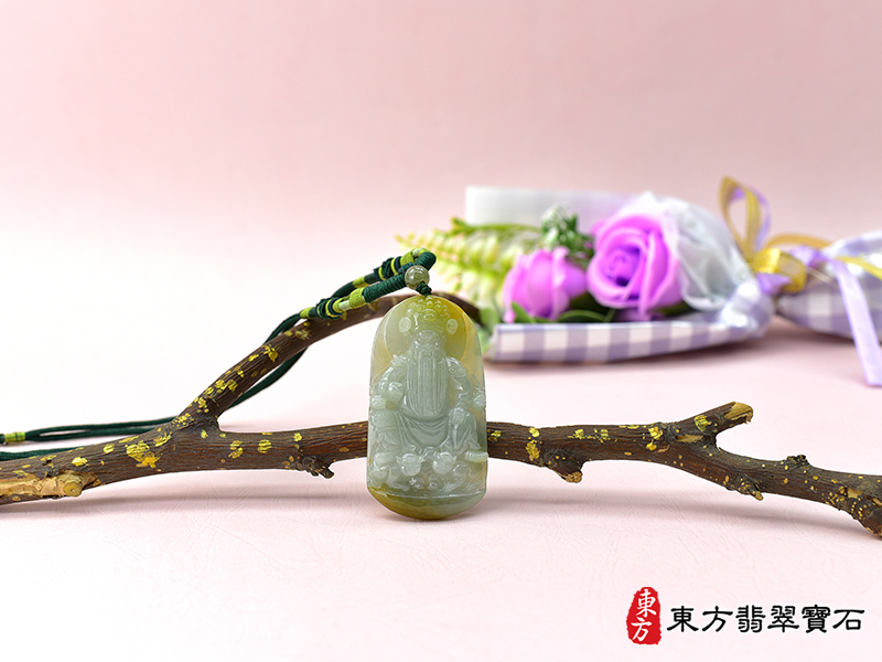 意境（已出售勿下標，可訂做）翡翠池府王爺項鍊玉珮（池府王爺：池府王爺牌A貨翡翠池府王爺玉珮、緬甸玉池府王爺玉墜）。糯種淡綠色帶黃池府王爺，KN232。客製化訂做各種翡翠池府王爺吊墜玉珮項鍊。★附A貨翡翠雙證書