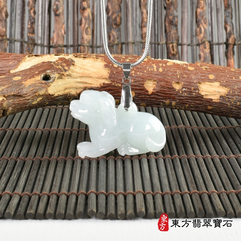 翡翠狗項鍊玉珮（狗來富貴：狗牌A貨翡翠狗玉珮、緬甸玉狗玉墜、狗十二生肖項鍊）。淡綠色糯種狗，DO036。客製化訂做各種翡翠狗吊墜玉珮項鍊。★附A貨翡翠雙證書