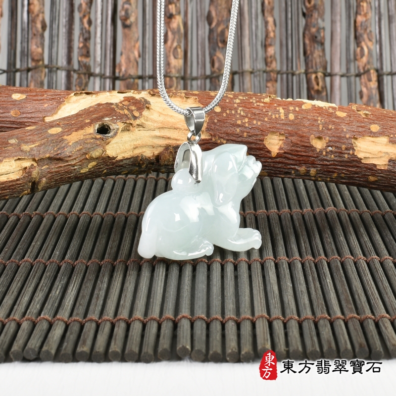 右側-翡翠狗項鍊玉珮（狗來富貴：狗牌A貨翡翠狗玉珮、緬甸玉狗玉墜、狗十二生肖項鍊）。淡綠色糯種狗，DO036。客製化訂做各種翡翠狗吊墜玉珮項鍊。★附A貨翡翠雙證書